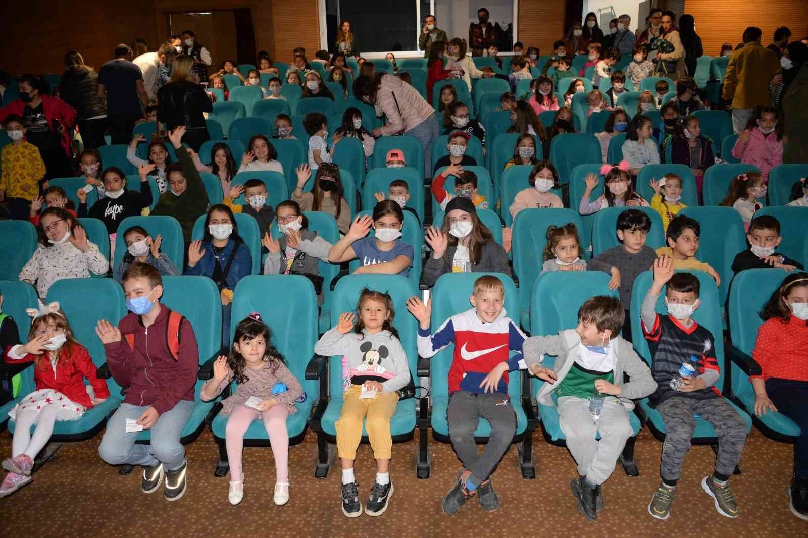 Çocuklar ’Enos ve İo’yu hayranlıkla izledi