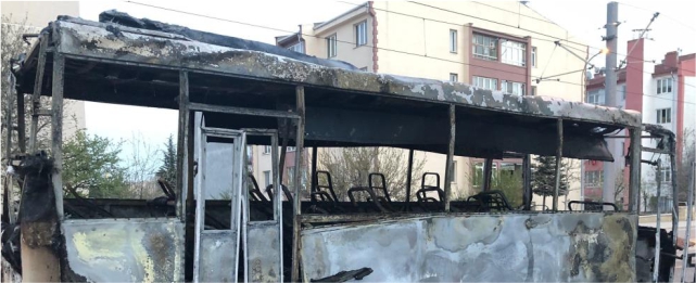İşçi taşıyan minibüs alev alev yandı