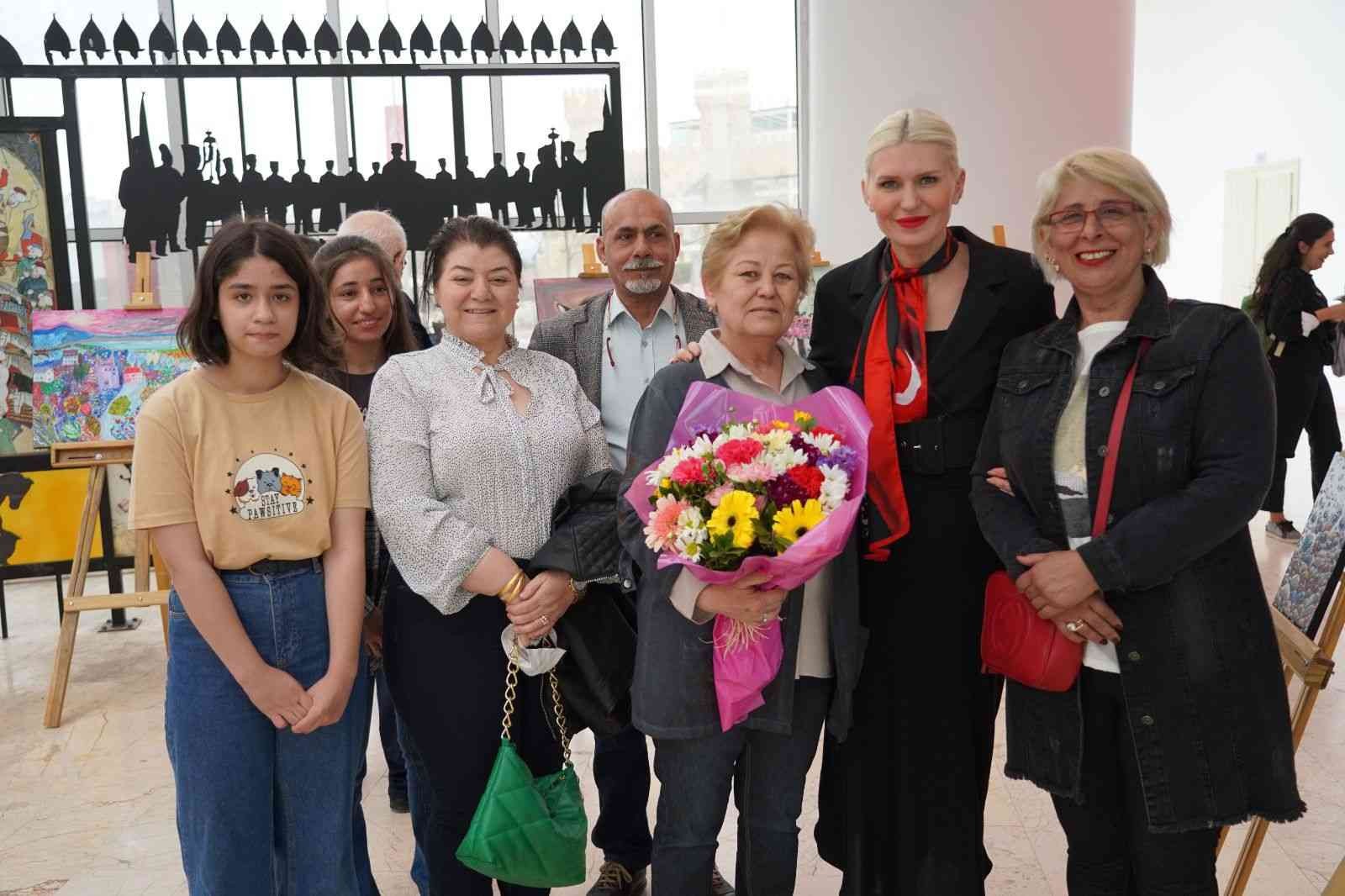 Sanat akademisi resim kursundaki öğrenciler eserlerini sergiledi