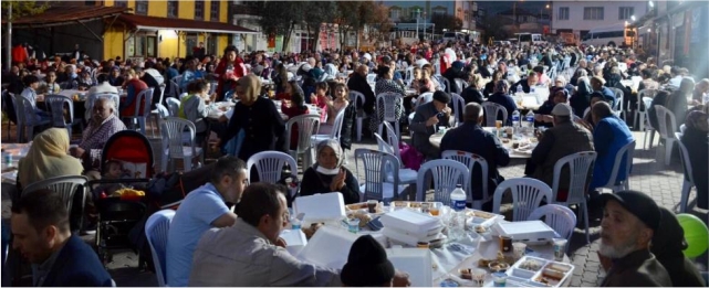 Bayırköy'de 2 bin kişi aynı iftar sofrasında buluştu