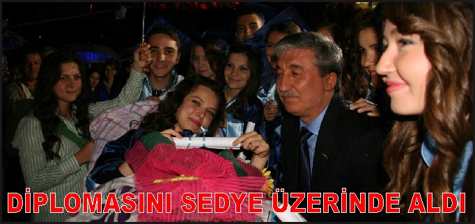 DİPLOMASINI SEDYE ÜZERİNDE ALDI..