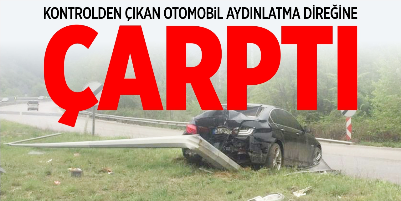 Kontrolden çıkan otomobil aydınlatma direğine çarptı