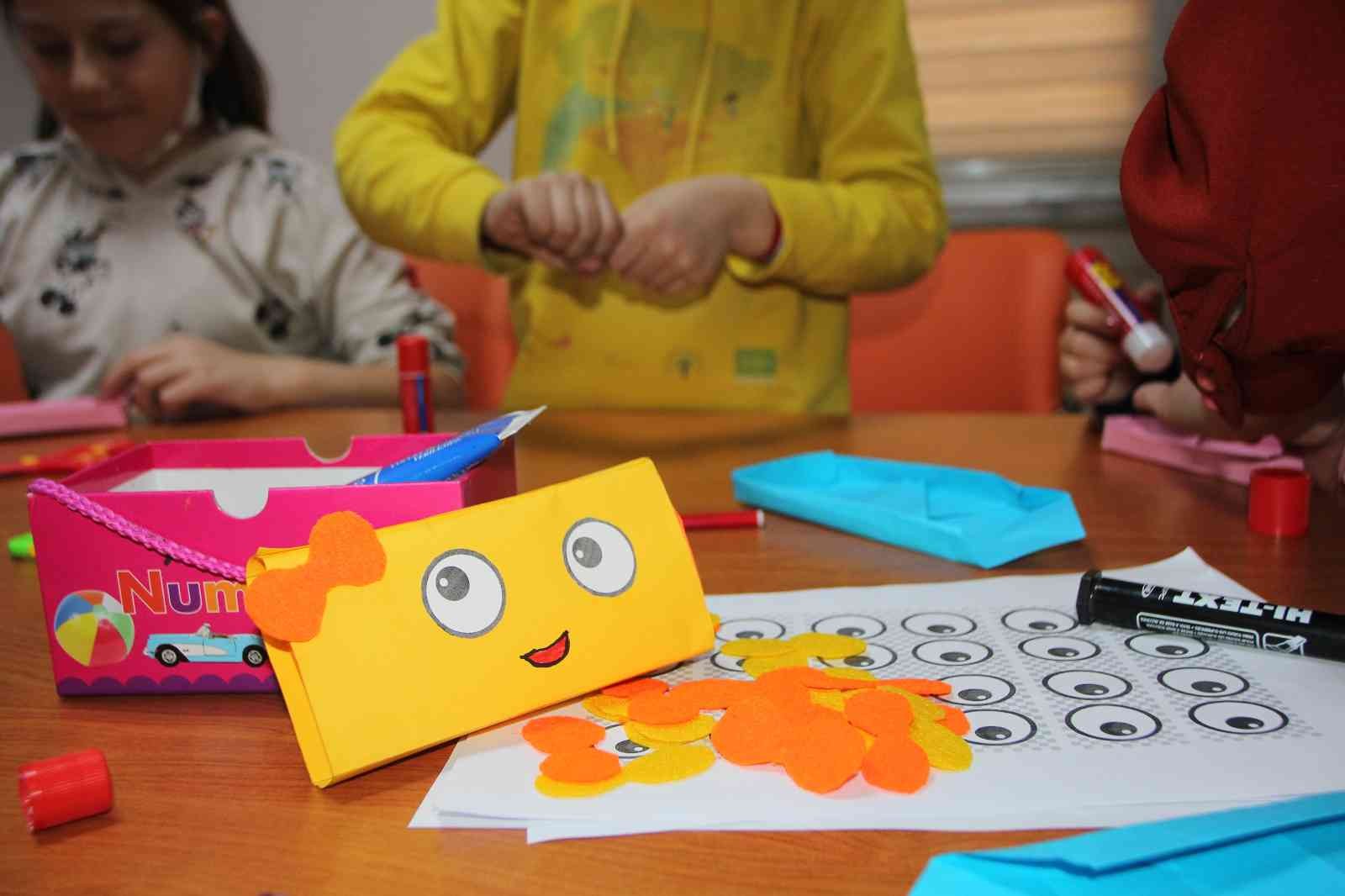 Origami sanatı ile çocuklar hayal güçlerini rengarenk kağıtlara yansıtıyor