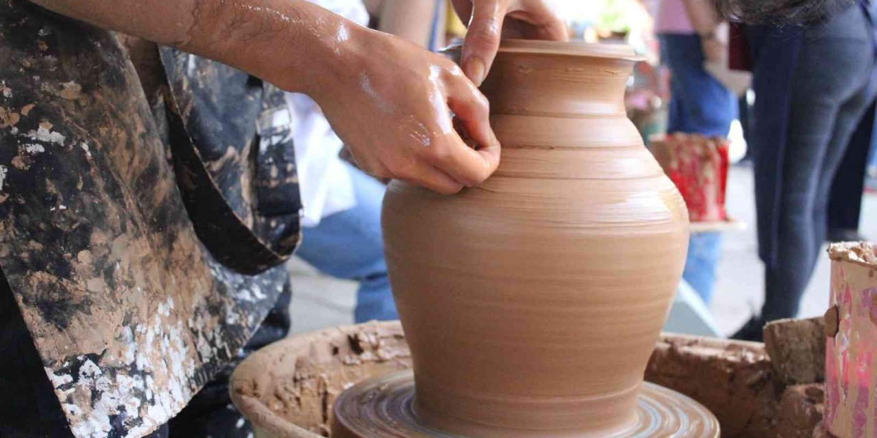 Geleneksel seramik yapımı sanatsever öğrencileri çamur ile buluşturdu