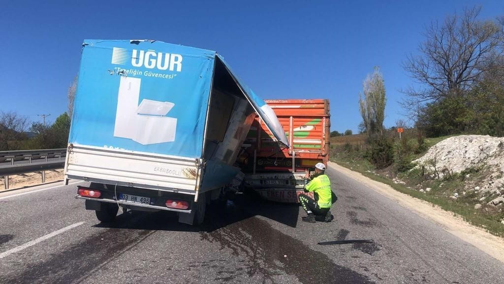 Seyir halindeki kamyonet, tıra arkadan çarptı