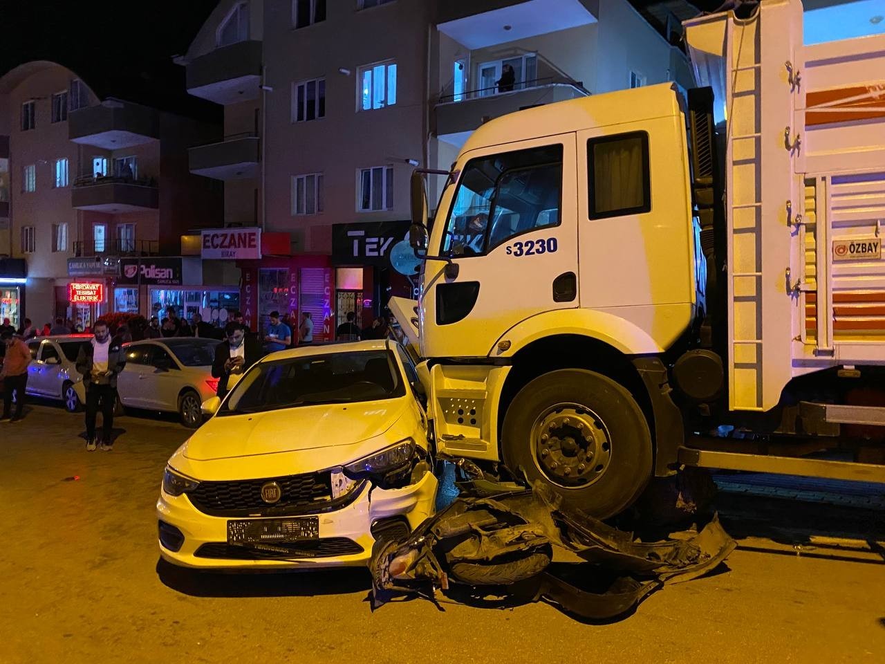 Freni boşalan kamyon 9 aracı biçti