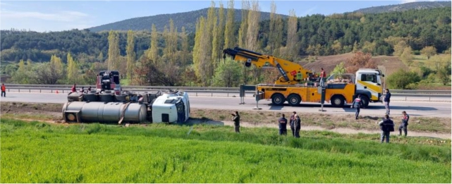 Kimyasal madde yüklü tanker devrildi