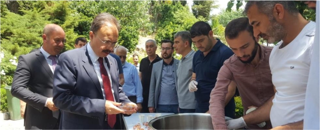 AK Gençler lokma dağıttı