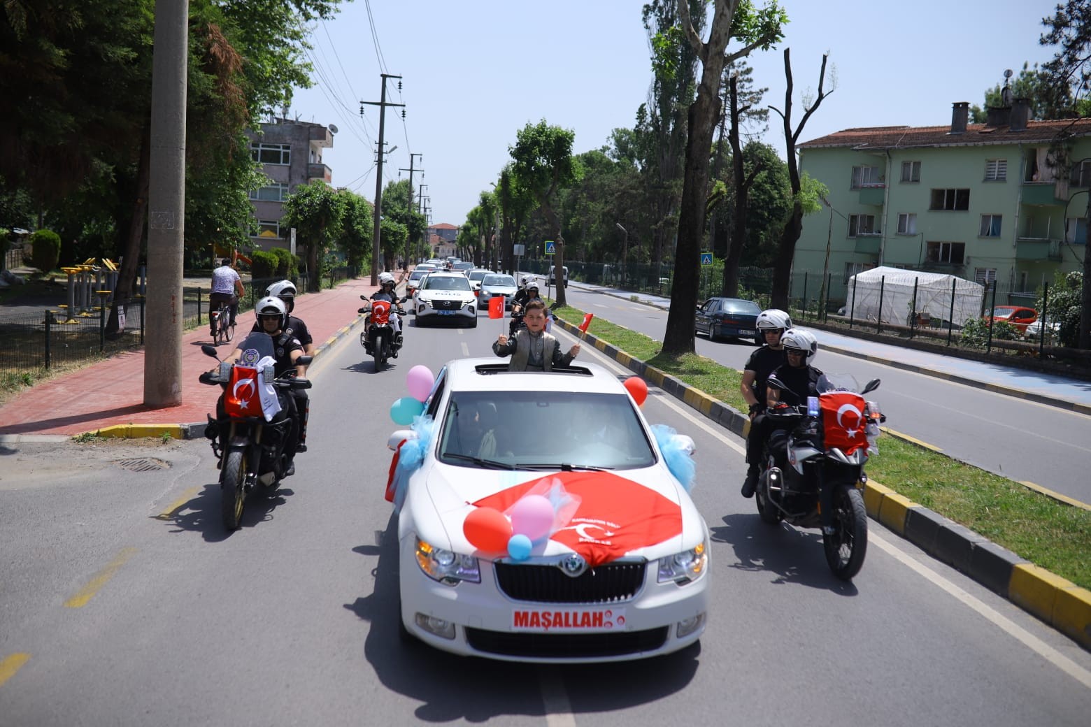 Şehit polisin oğluna özel sünnet konvoyu