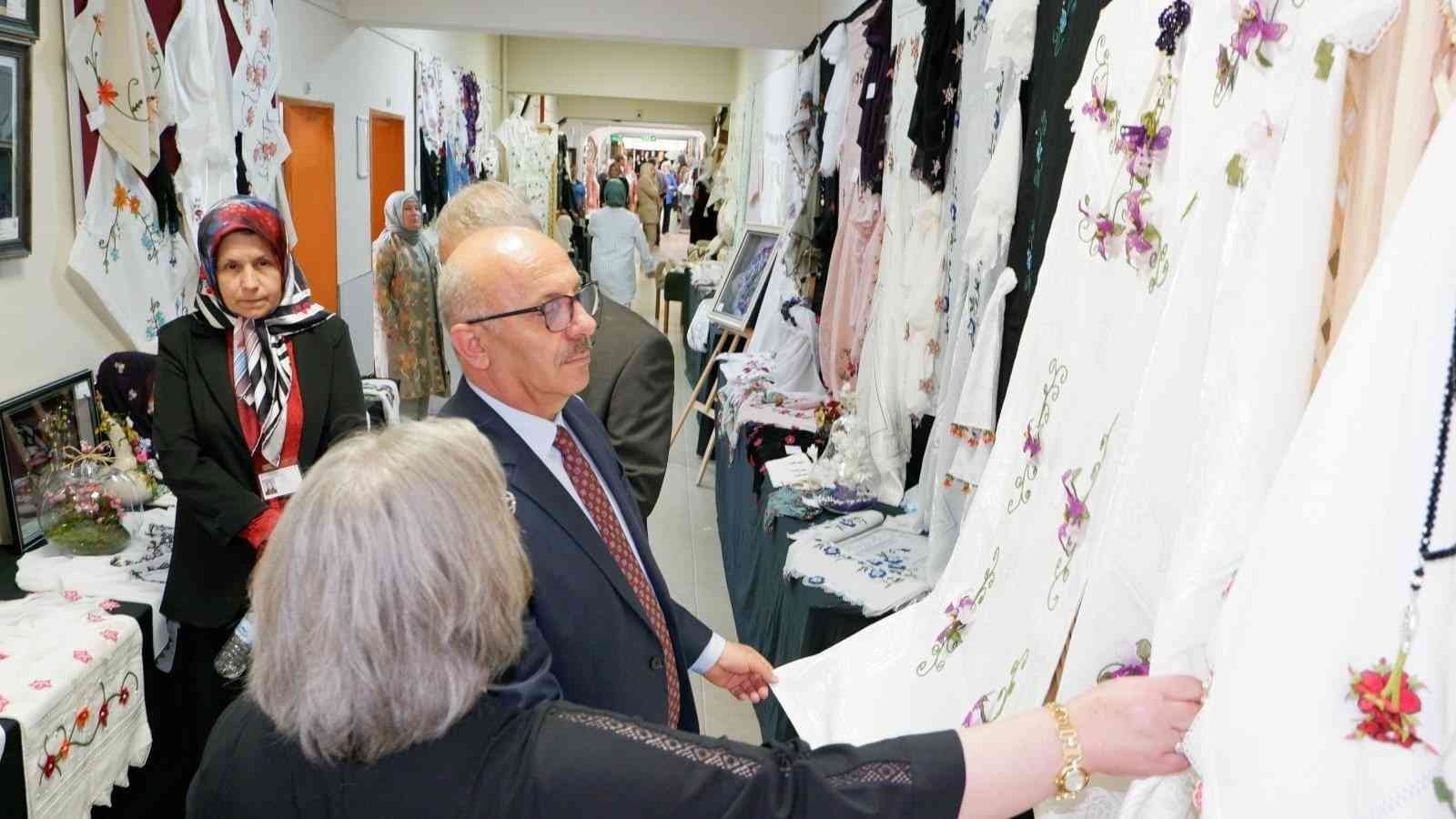 Bozüyük HEM yıl sonu sergisi açıldı