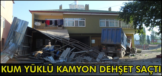 KUM YÜKLÜ KAMYON DEHŞET SAÇTI
