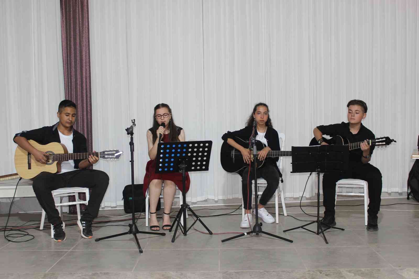 Halk eğitimi merkezi kursiyerlerinden müzik konseri