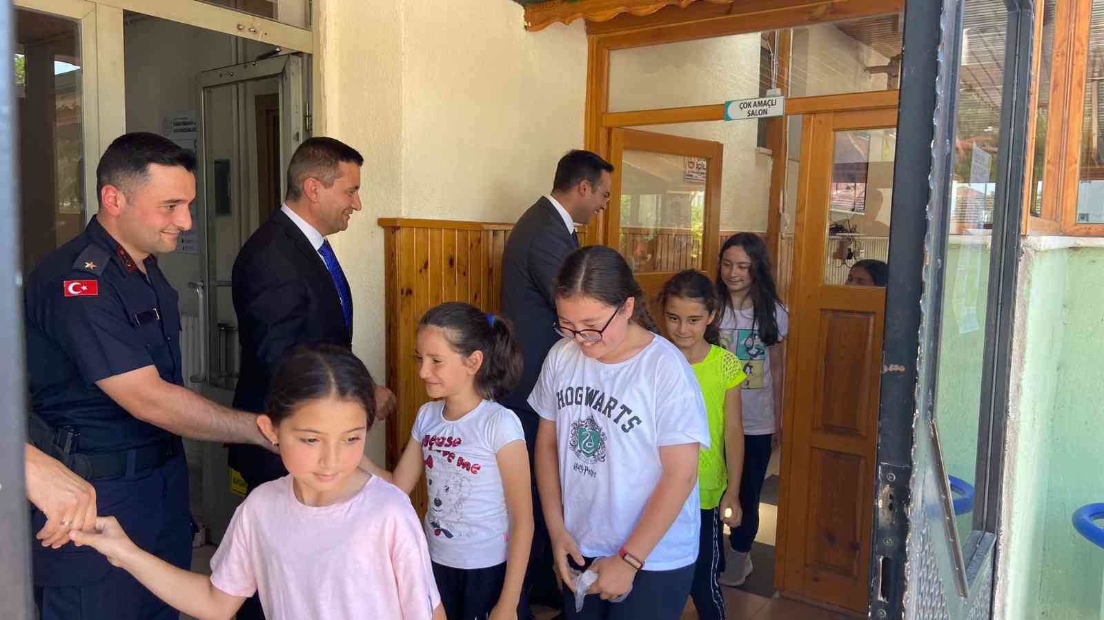 Başarılı öğrencilerle öğle yemeğinde bir araya geldi