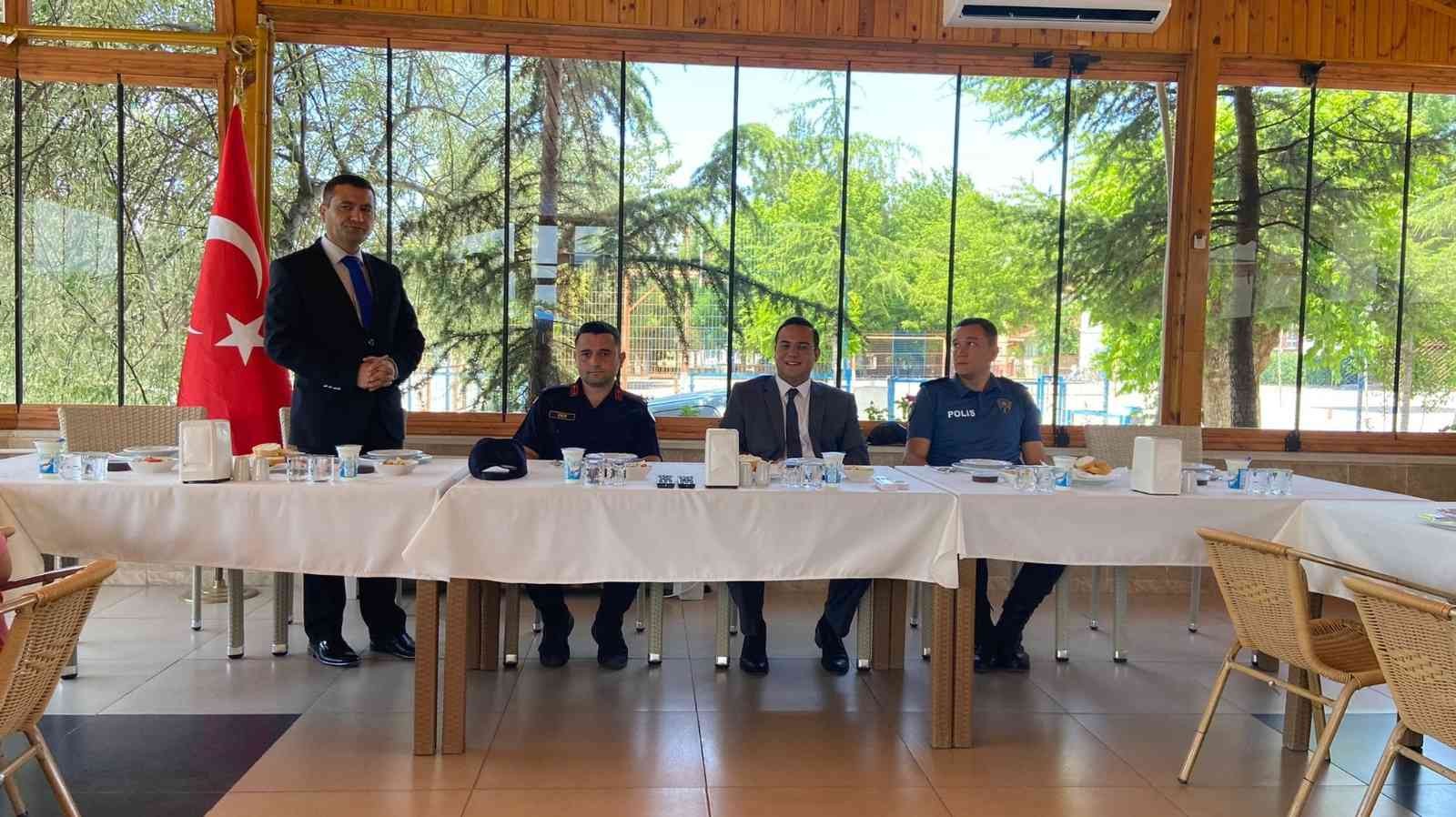 Dereceye giren öğrencilerle bir araya geldi