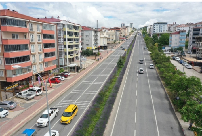 Lavanta ile süslenen orta refüjler drone ile görüntülendi