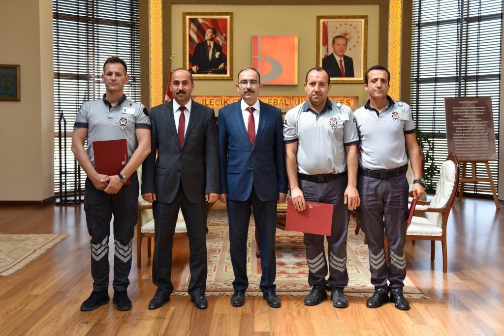 Rektör Beydemir’den güvenlik personeline teşekkür belgesi