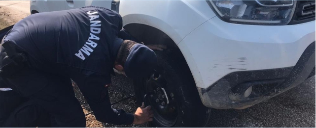 Yolda kalan ailenin yardımına jandarma koştu