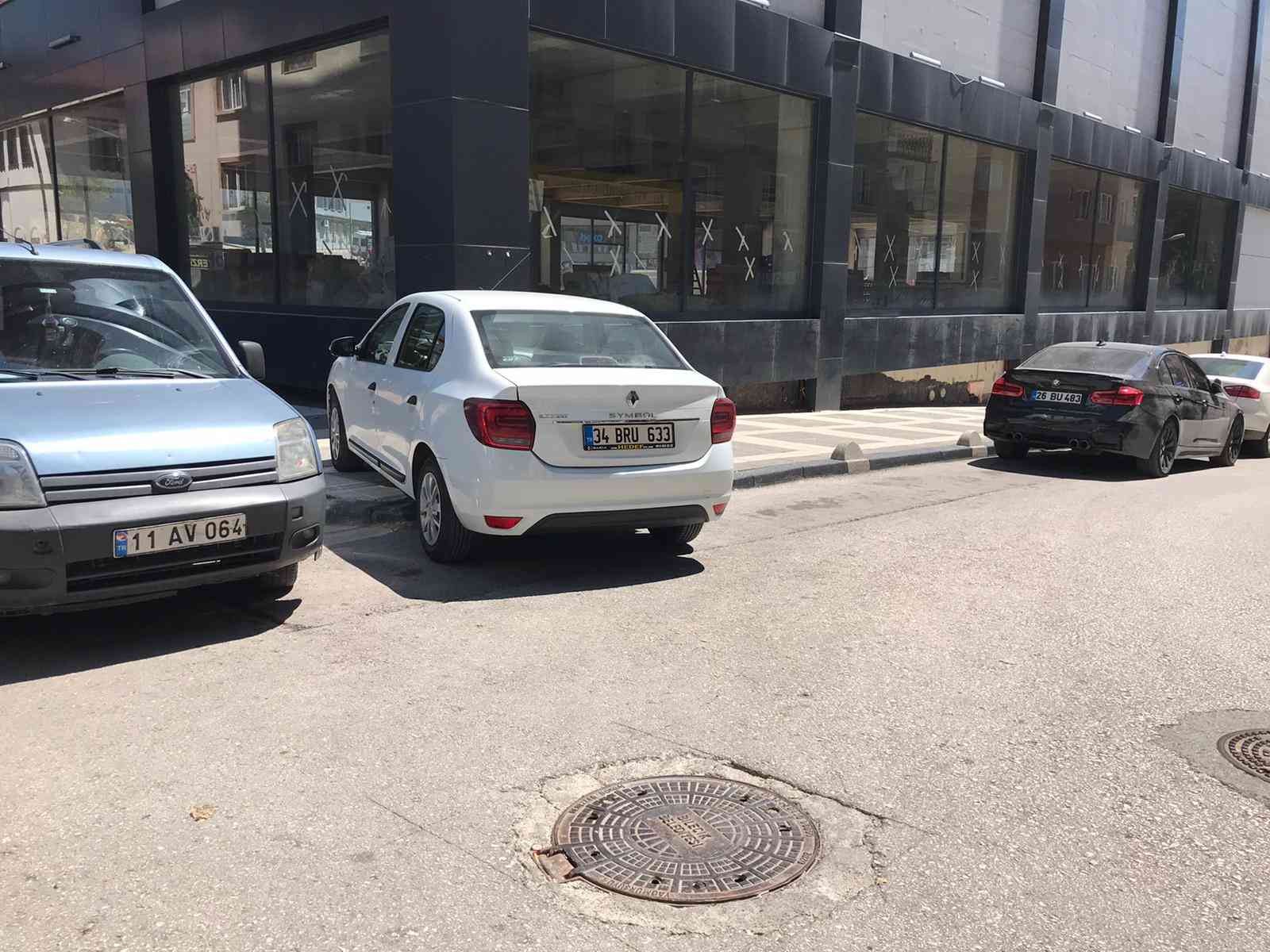 Kaldırıma çıkarak park eden sürücüye tepki