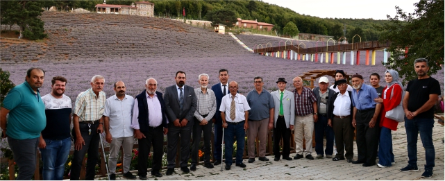 Huzurevi sakinleri lavanta bahçesinde doyasıya eğlendi