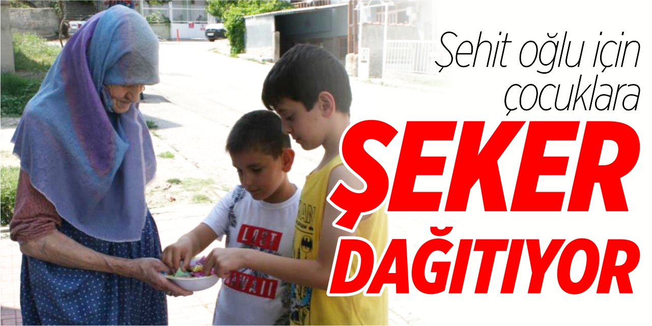 Şehit oğlu için çocuklara şeker dağıtıyor