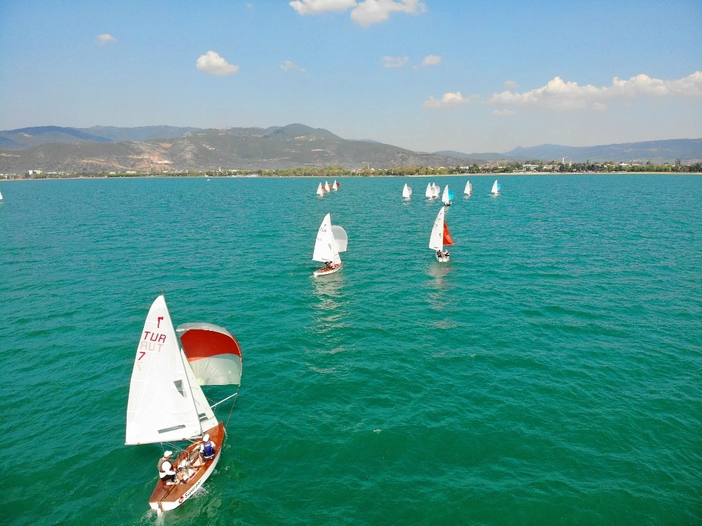 İznik Gölü’nde rüzgara karşı kıyasıya mücadele başladı