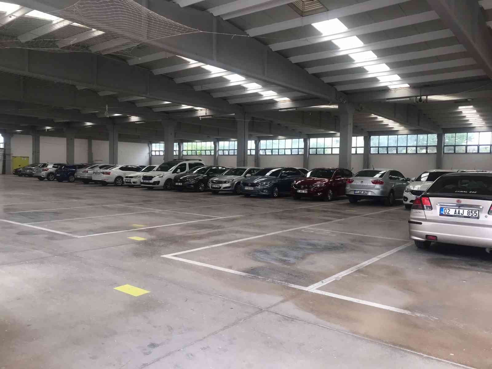 Bilecik’te ’Dolu’ uyarısı sonrası otopark ve kapalı pazar alanında araç yoğunluğu yaşandı