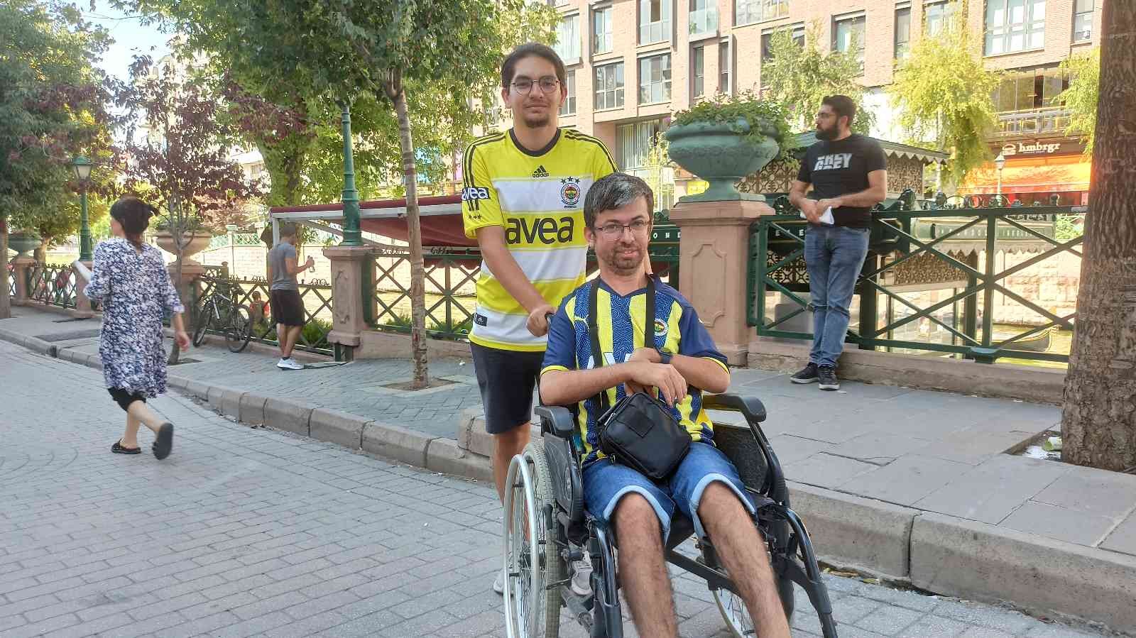 Tekerlekli sandalye ile Fenerbahçe için 350 kilometre uzaktan geldi