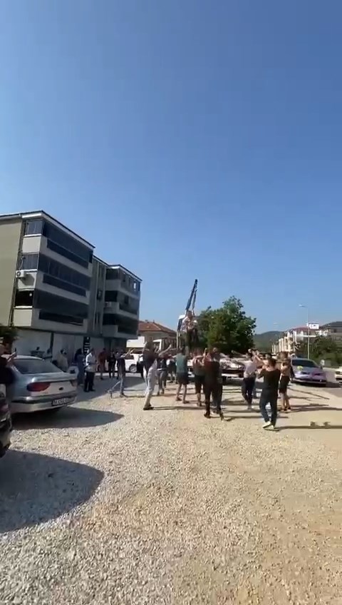 Damadı vinçte sallandırdılar