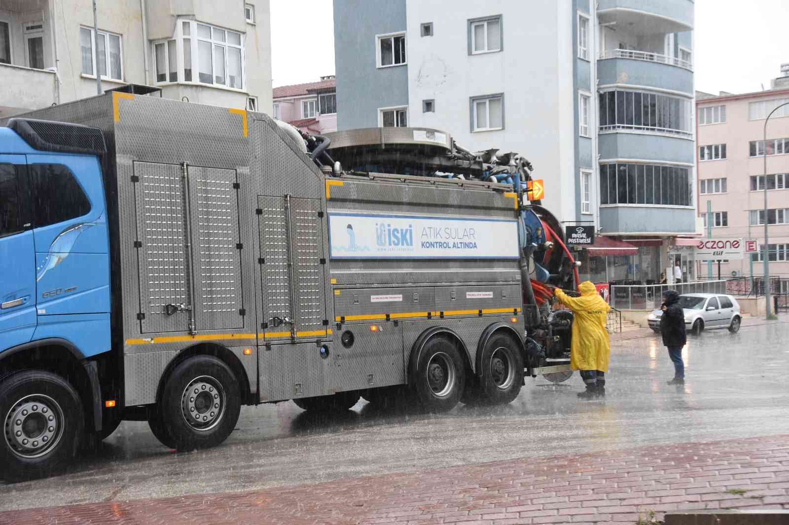 Bilecik’te tıkanan kanalizasyon ve yağmur suyu hatları temizleniyor