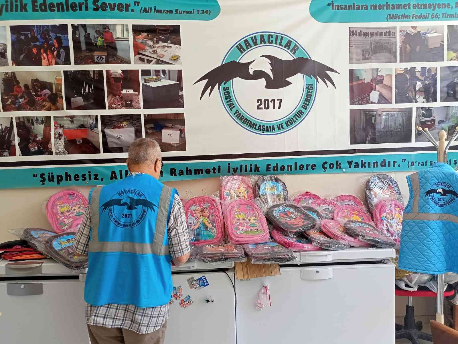 Gönüllü havacılardan minik kalplere kırtasiye malzemesi yardımı