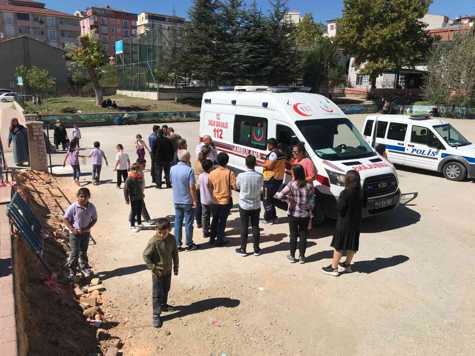 Bilecik’te bir okulda yüksekten düşen çocuk yaralandı
