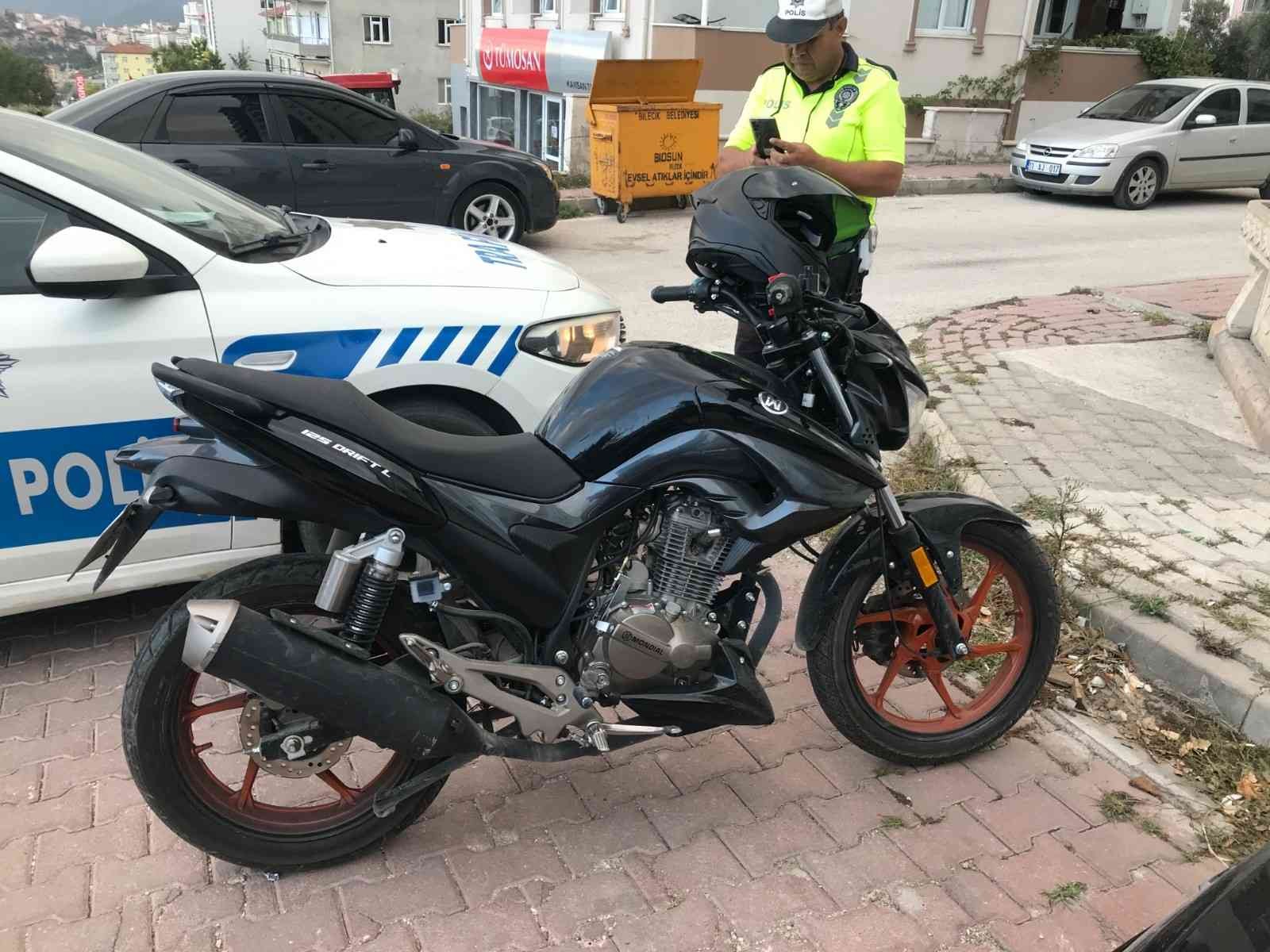 Otomobil ile motosiklet çarpıştı