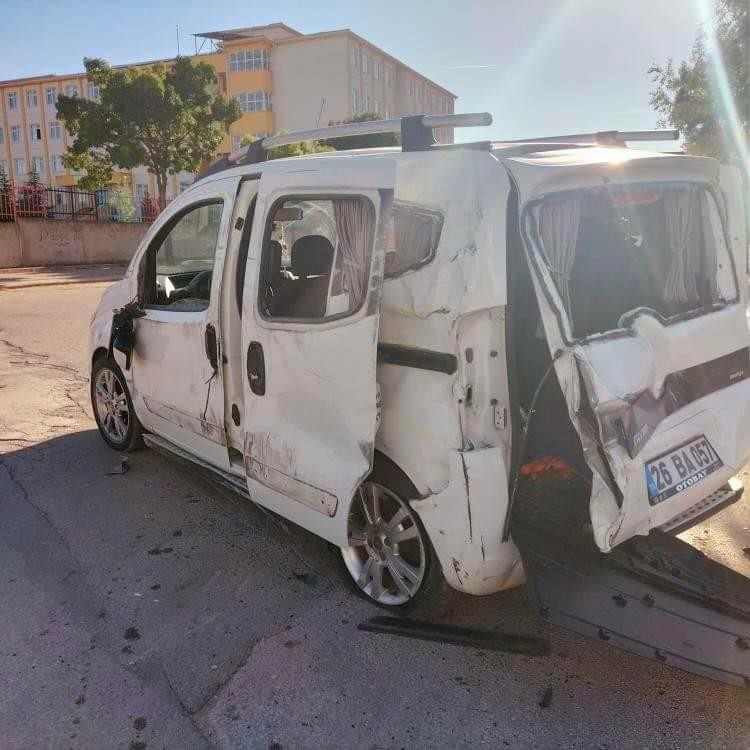 Ehliyetsiz sürücü kullandığı araçla kaza yaparak yaralandı