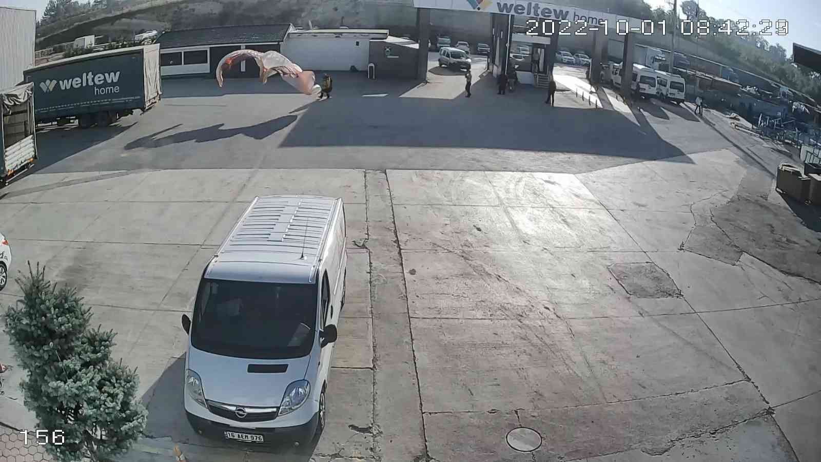 İşyerine paraşütle indi