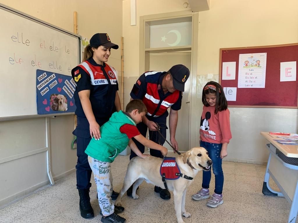 Jandarma köpeği ’Yazgan’a çocuklardan büyük ilgi