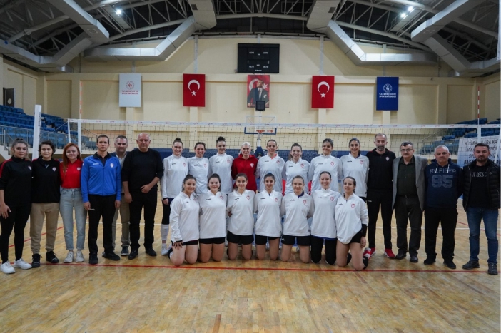 Subaşı, voleybolcularla buluştu