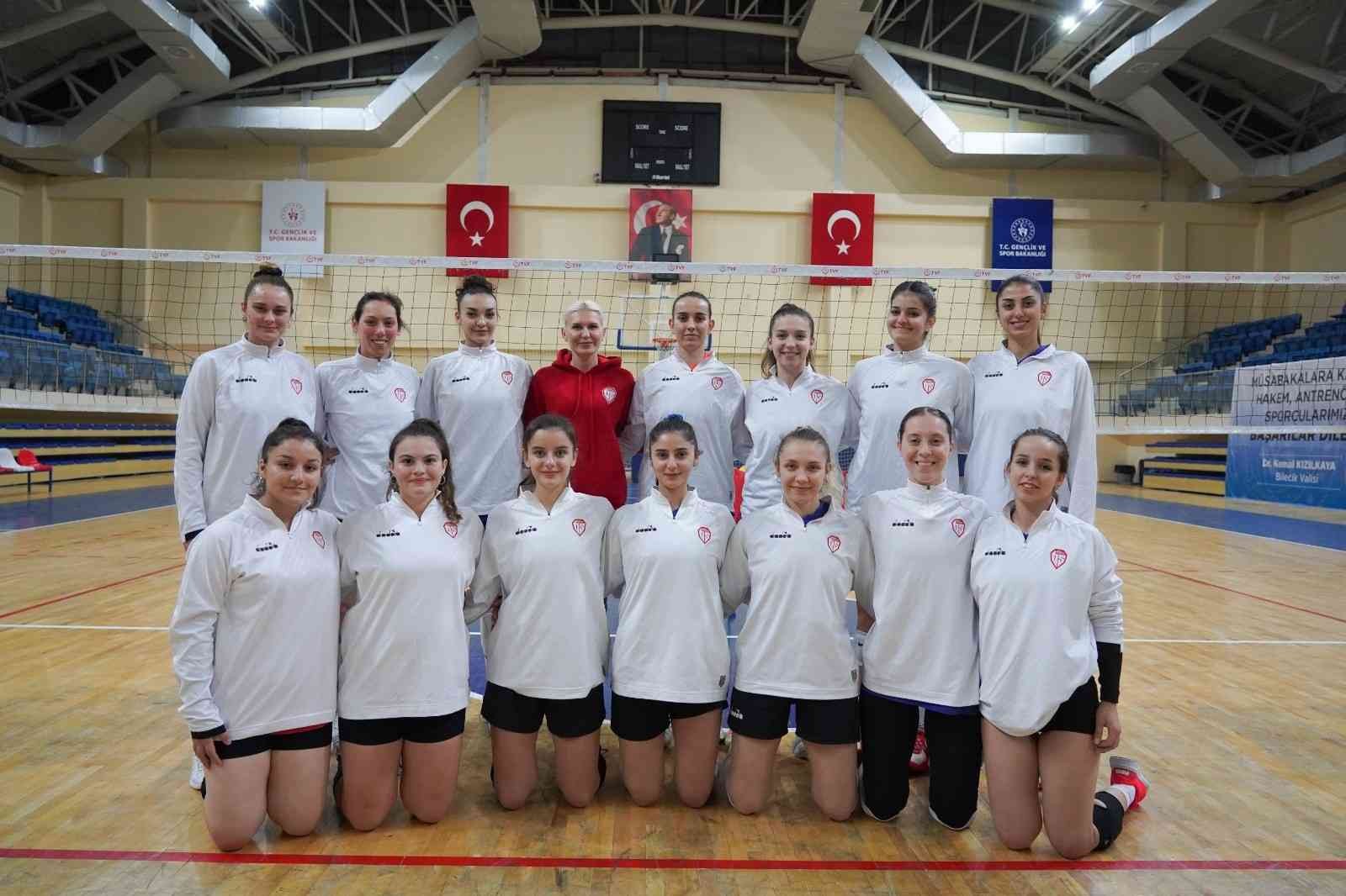 Başkan V. Subaşı yeni sezon öncesi voleybolcu kızlarla bir araya geldi