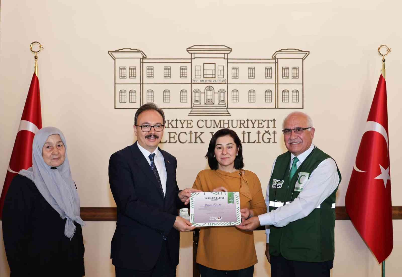 Yeşilay elçisi olan esnaflar belgelerini aldı