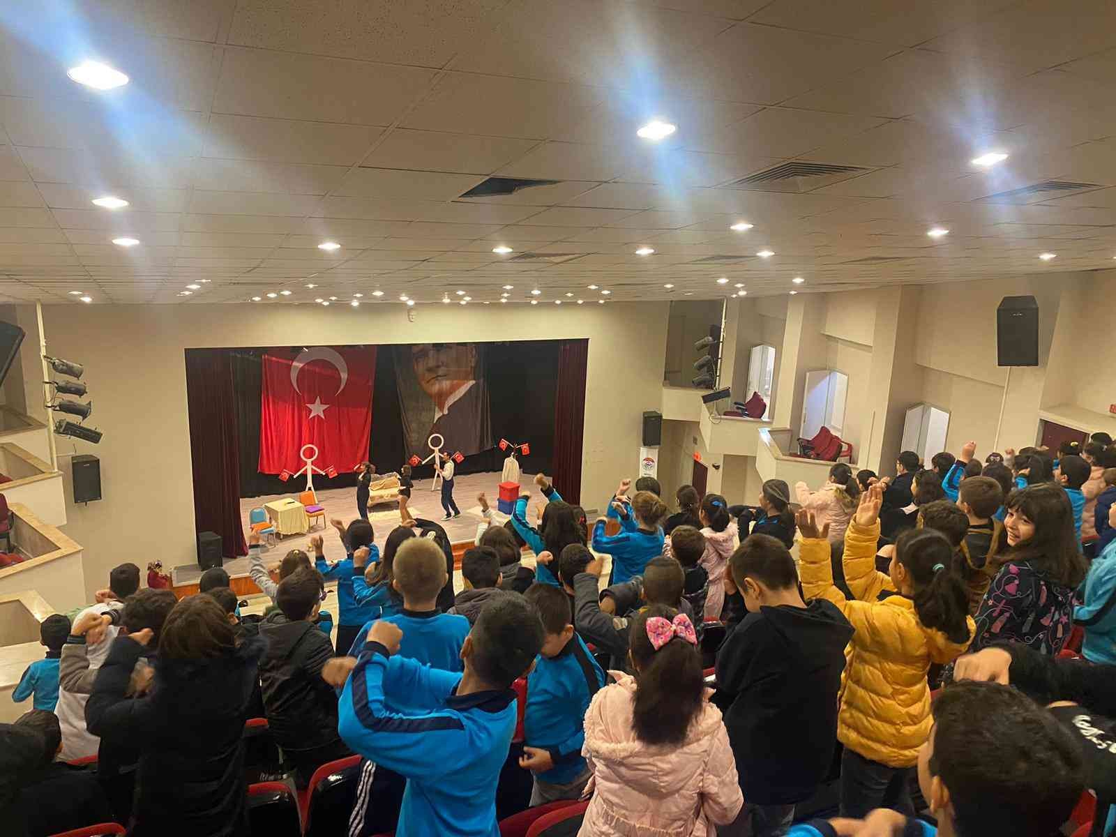 Öğrencilerden "Cumhuriyet’in İlanı" gösterisi