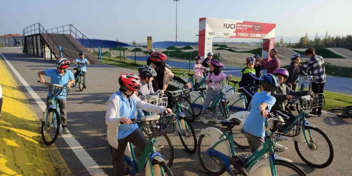 Çocuklar Ayçiçeği Bisiklet Vadisi’nde eğlenirken öğrendi