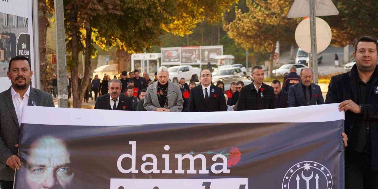 Belediye çalışanları Atatürk’ü anmak için Cumhuriyet Meydanı’na kadar yürüdü