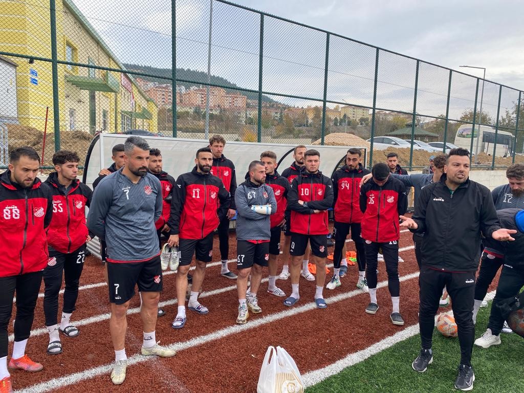 Zorlu maç öncesi eski futbolculardan 1969 Bilecik Spor Kulübü’ne destek