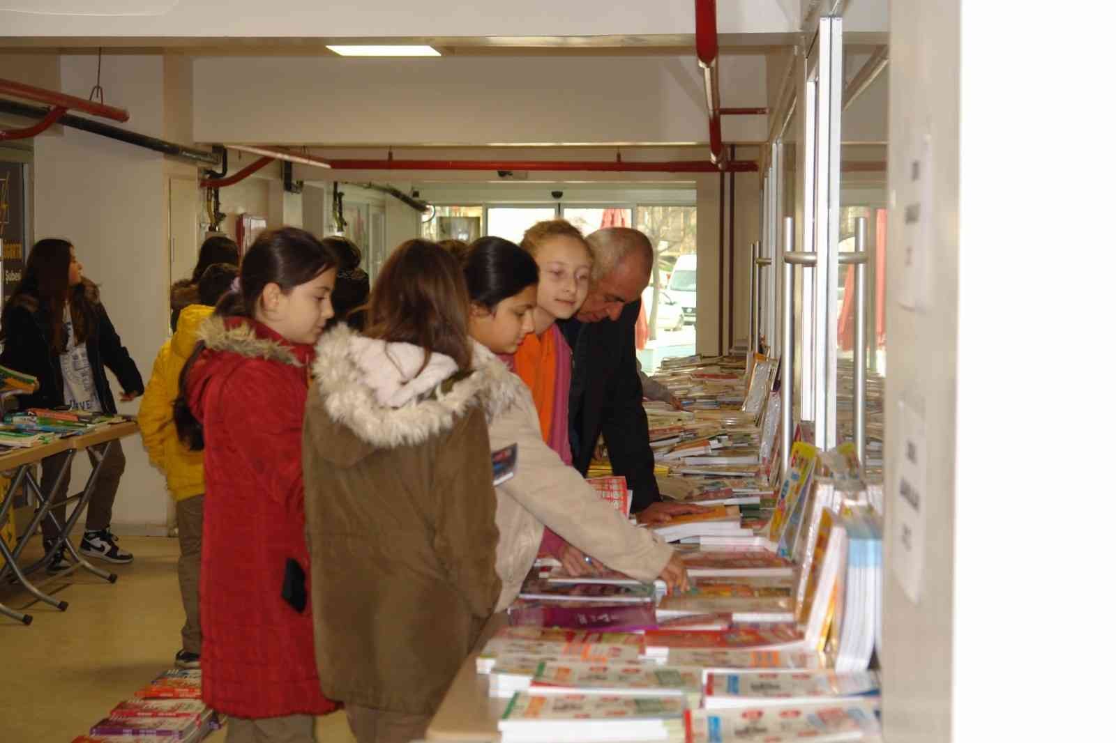 Kitap fuarına öğrencilerden yoğun ilgi