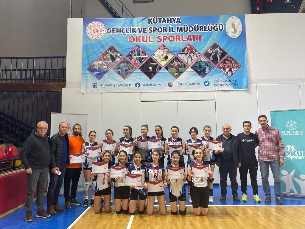 Bozüyüklü kızlar voleybolda bölge şampiyonu oldu