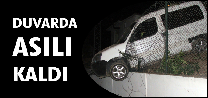 KAMYONET DUVARDA ASILI KALDI