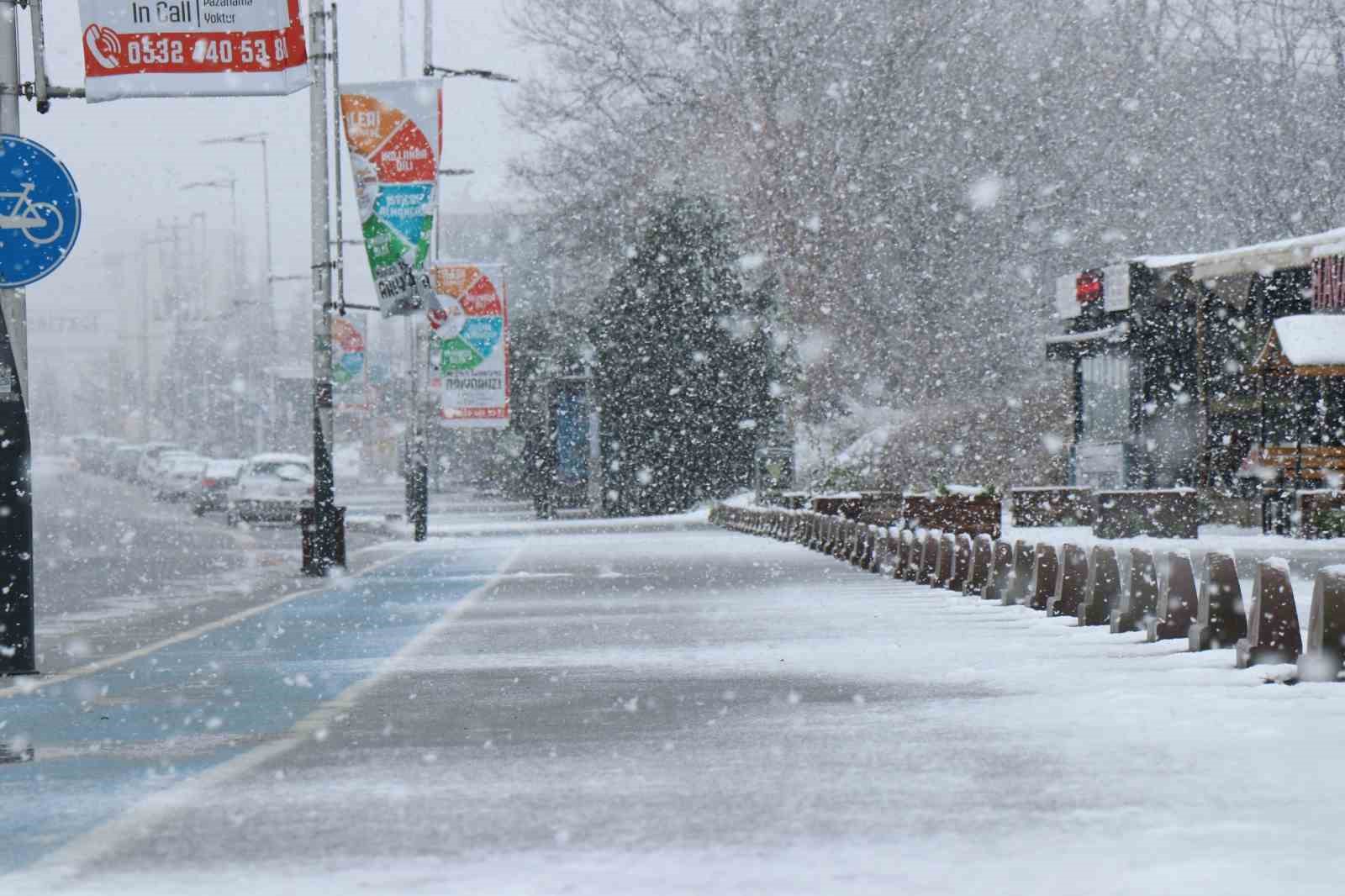 Sakarya’da kar yağışı etkili oluyor