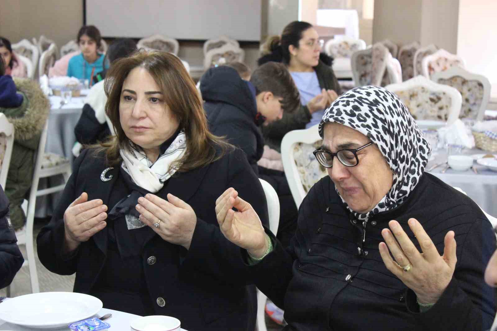 Oğlunun şehit aylığıyla depremzedelere yemek hazırladı