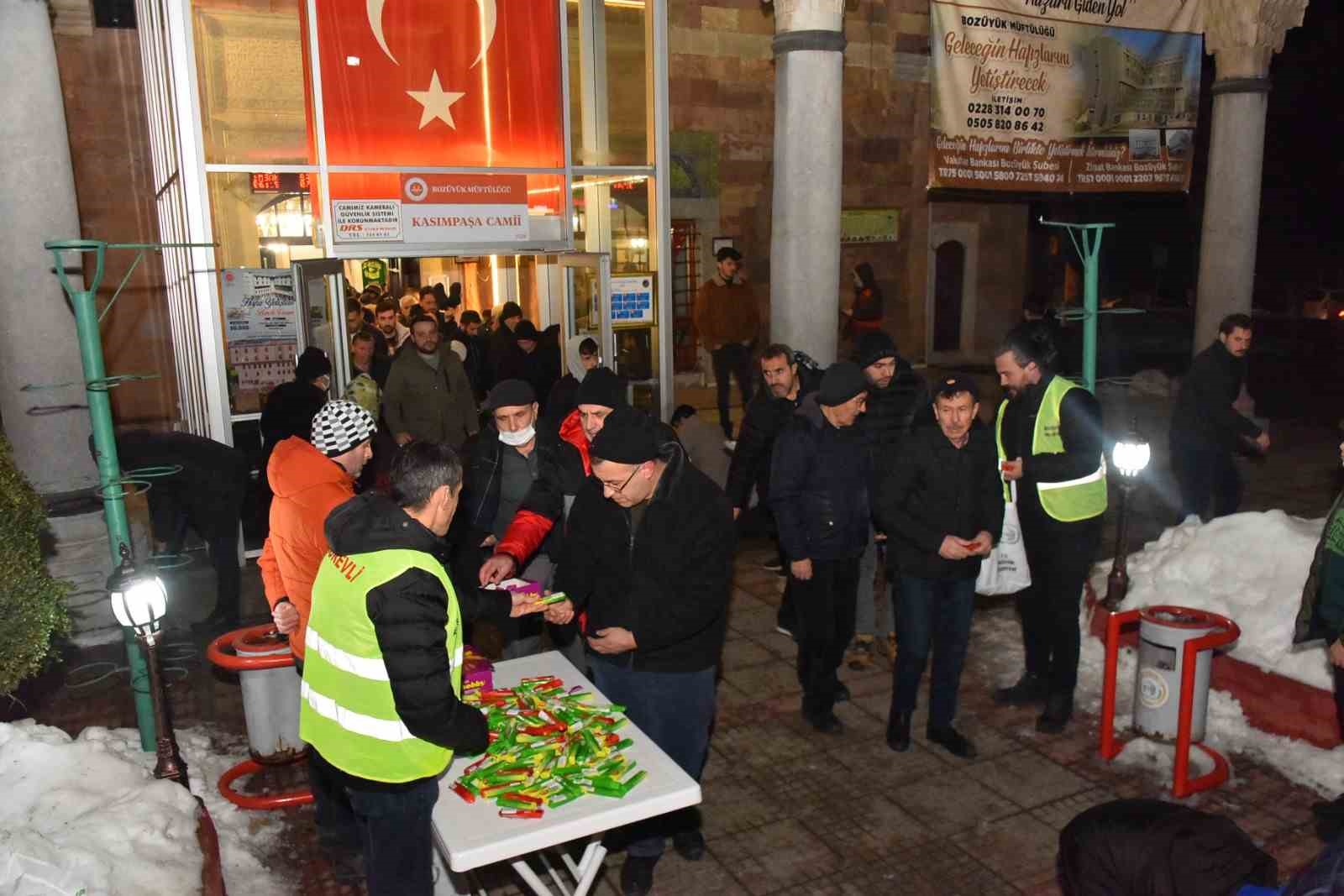 Miraç Kandili’nde Bozüyük Belediyesi’nden şeker ikramı