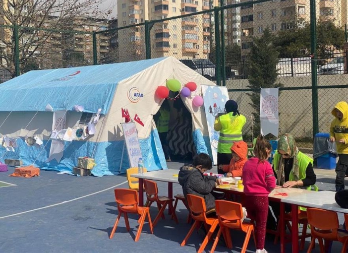 Depremzede çocuklar için masal çadırı