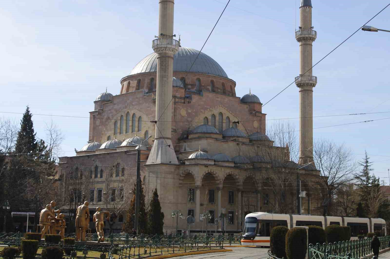 Asırlık Eskişehir Reşadiye Camii görenleri mest ediyor